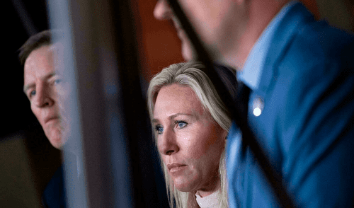 La congresista Marjorie Taylor Greene es una ferviente seguidora del expresidente Donald Trump y sus falsas teorías de que la elección de 2020 le fue robada. Foto: AFP La congresista Marjorie Taylor Greene es una ferviente seguidora del expresidente Donald Trump y sus falsas teorías de que la elección de 2020 le fue robada. Foto: AFP