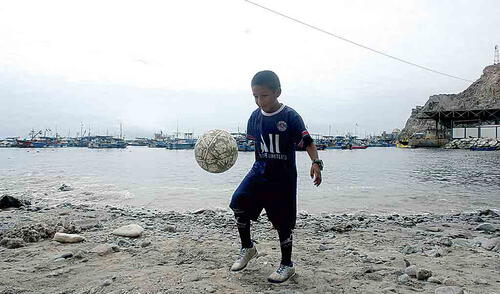 Dominio. Edy Ccolque llegó hasta el muelle de Matarani con su pelota, la domina a la perfección sobre todo con la pierna zurda, es delantero. Foto: La República