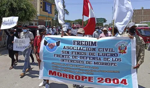 Tras acordar conformar la comisión transitoria, los comuneros marcharon por la ciudad de Mórrope. Foto. difusión.