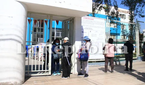 Varios usuarios de EsSalud se sorprendieron con el cese del convenio con el Hospital Municipal este lunes. Foto: Zintia Fernández/ La República