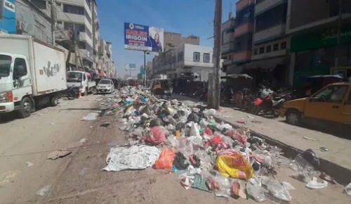 La República verificó que existe acumulación de basura en alrededores del mercado Moshoqueque. Foto: Carlos Romero