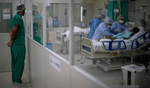 “Los costos médicos de los que no estuvieran entre los grupos de vacunación, niños menores de doce años o personas no seleccionables por motivos de salud, seguirán siendo pagados en su totalidad por el Gobierno". subrayó la cartera sanitaria. Foto: AFP