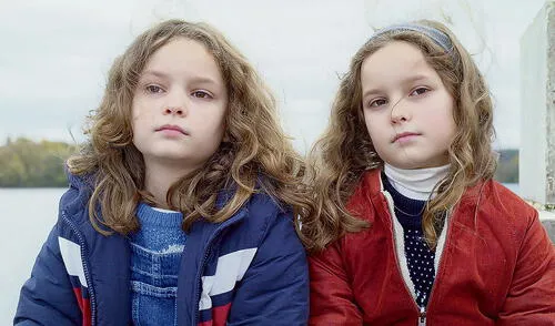 Lado a lado. Petite maman es una mirada al universo de la mujer desde la maternidad y la fantasía. Lado a lado. Petite maman es una mirada al universo de la mujer desde la maternidad y la fantasía.