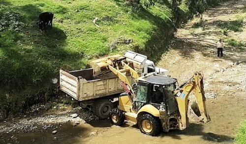 Al sector Santa Bárbara ingresan personas con triciclos, carretillas y volquetes a descargar desmonte de construcción en el río. Foto: MPC
