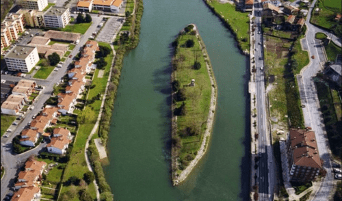 La Isla de los Faisanes es un pequeño condominio que limita Francia y España a través de un río. Foto: cosmotales.com