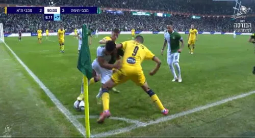 Mohammad Abu Fani se encargó de defender el triunfo de su equipo en el fútbol israelí. Captura: difusión Twitter. Mohammad Abu Fani se encargó de defender el triunfo de su equipo en el fútbol israelí. Captura: difusión Twitter.