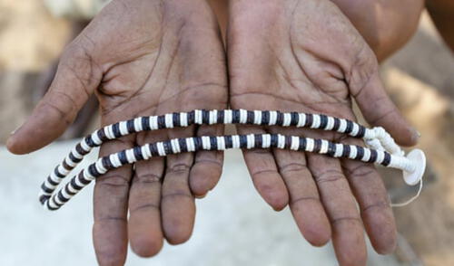 Mujer bosquimana del pueblo San haciendo joyas de cáscara de huevo de avestruz, Kalahari, Namibia. Foto: Matjaz Corel