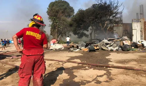 Bomberos se encuentran atendiendo la emergencia. Foto: URPI - LR Bomberos se encuentran atendiendo la emergencia. Foto: URPI - LR