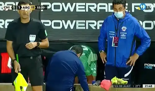 Los jueces de línea tuvieron que generar sus propios banderines. Foto: Captura TVP. Los jueces de línea tuvieron que generar sus propios banderines. Foto: Captura TVP.