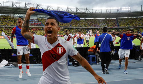 El jugador de Perú Yoshimar Yotún celebra al final de un partido de las eliminatorias sudamericanas para el Mundial de Catar 2022 entre Colombia y Perú en Barranquilla (Colombia). EFE/Mauricio Dueñas Castañeda