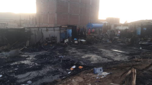 Vecinos piden apoyo para tener un nuevo lugar donde vivir. Foto: Omar Coca / URPI -LR