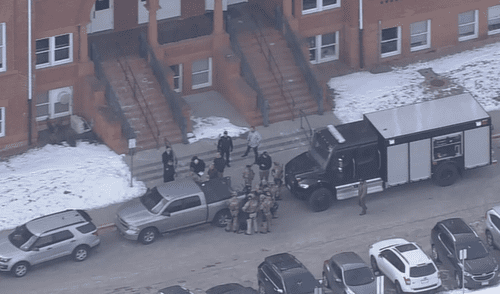 Agentes SWAT establecieron un perímetro alrededor de la ubicación de Harris antes de su detención. Foto: CBS