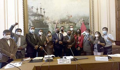 Los extremos se juntan. Legisladores Guido Bellido, Álex Paredes y Waldemar Cerrón celebran con Esdras Medina y Tania Ramírez. Perú Libre, Renovación Popular y Fuerza Popular dieron el golpe. Foto: difusión