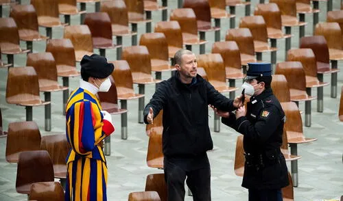 Un hombre es escoltado por 2 agentes después de increpar al papa Francisco en la audiencia general de los miércoles, en el Vaticano. Foto: AFP Un hombre es escoltado por 2 agentes después de increpar al papa Francisco en la audiencia general de los miércoles, en el Vaticano. Foto: AFP