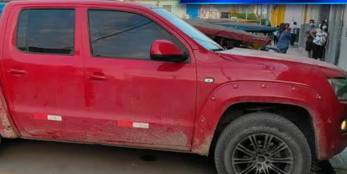 Camioneta fue abandonada en medio de cañavelares. Foto: Teletres Camioneta fue abandonada en medio de cañavelares. Foto: Teletres