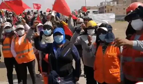 Mujeres reclaman que empresa les pague de acuerdo al régimen de Construcción Civil. Foto: Captura radio Victoria