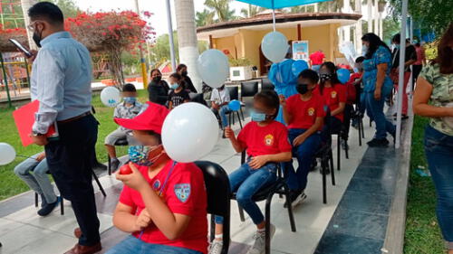 Bomberitos son vacunados contra la COVID-19 en Chiclayo. Foto: EsSalud.