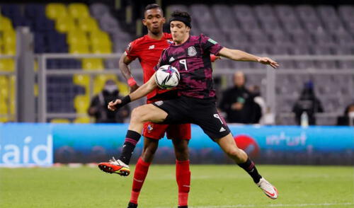 Raúl Jiménez, autor del único tanto de la noche, disputa el balón con el panameño Roderick Miller. Foto: EFE