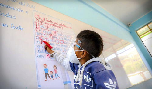 El certificado de estudios es uno de lo documentos que necesitas para postular a una beca en Pronabec. Foto: Andina