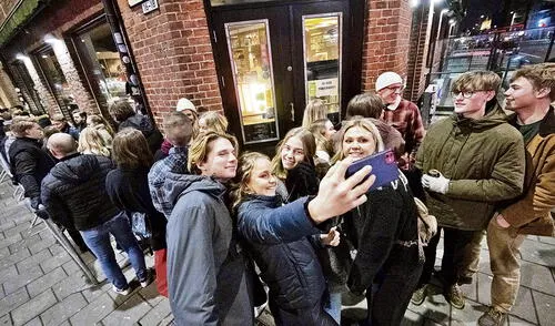 Juntos. Jóvenes de Suecia tomaron con positivismo las nuevas medidas que rigen en el país. Foto: AFP