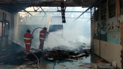 Bomberos de Talara apagaron incendio en antiguo Hospital San José de Negritos. Foto: La República.