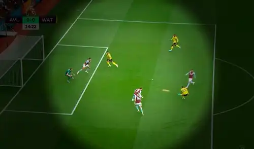 'Dibu' Martínez hizo una enorme atajada. Foto: composición/captura ESPN