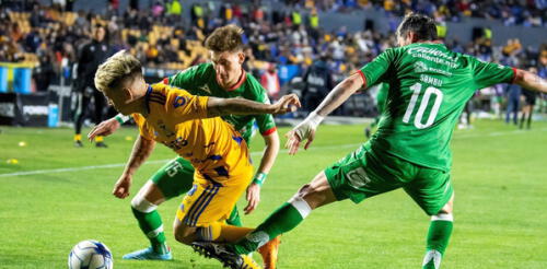 Yeferson Soteldo compartió equipo con Christian Cueva en el Santos de Brasil. Foto: EFE.