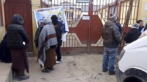 En los exteriores del centro de salud, los familiares de las víctimas exigieron justicia y la captura del sospechoso. Foto: Ritmo plus TV