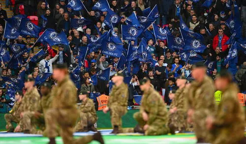 Durante la final de la Carabao Cup este domingo entre Chelsea y Liverpool, los hinchas expresaron muestras de apoyo a Ucrania. Foto: EFE