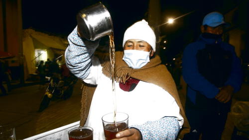 Noches de frío. Desde las 17:00 horas hasta las 02:00 de la mañana emolienteros s venden su mejor extracto para calentar el cuerpo y aliviar la salud. Foto: Juan Carlos Cisneros/La República