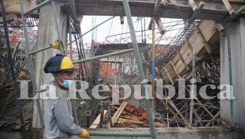Arequipa. Techo se vino abajo en plena jornada de trabajo. Foto: Rodrigo Talavera/La República Arequipa. Techo se vino abajo en plena jornada de trabajo. Foto: Rodrigo Talavera/La República