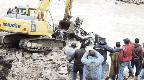 Rescate. Rescataron cuerpos de pasajeros de miniván. Foto: Cortesía Rescate. Rescataron cuerpos de pasajeros de miniván. Foto: Cortesía