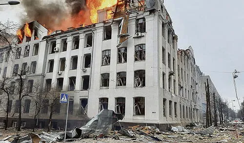 ¿Militares? Edificios de apartamentos, canales de televisión y otros objetivos civiles sufrieron bombardeos. Foto: EFE