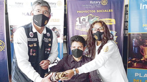 Ayuda. Rotarios mostraron prótesis que serán donadas. Foto: La República Ayuda. Rotarios mostraron prótesis que serán donadas. Foto: La República