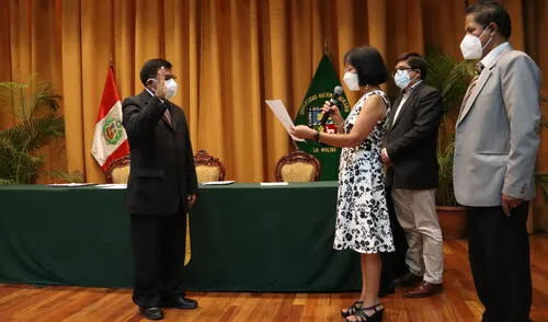 Rector de la Agraria en juramento. Rector de la Agraria en juramento.