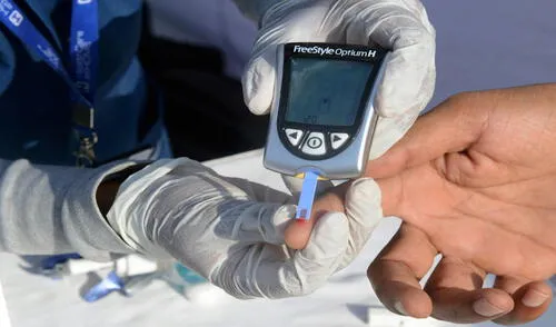 Un paciente diabético debe controlar su glucosa periódicamente y cuidar su alimentación con una dieta balanceada. Foto: Noah Seelam / AFP