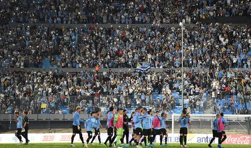 Uruguay se ubica en cuarto lugar con un punto más que Perú. Foto: AFP