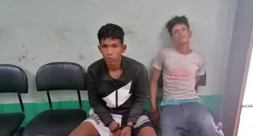 Tras forcejeo fueron detenidos Andrés Torres y Andrea Jugo. Foto: Ribereña Guadalupe