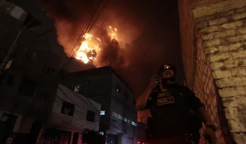 Bomberos se encuentran evacuando la zona del siniestro. Foto: Gerald Suarez Bomberos se encuentran evacuando la zona del siniestro. Foto: Gerald Suarez