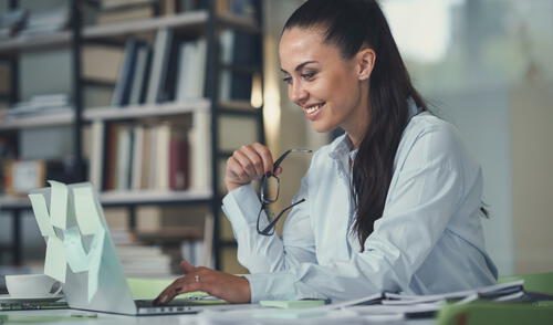 Conoce cómo mejorar tus finanzas siguiendo estas recomendaciones. Foto: Envato.