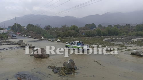 Todavía no cerraron el paso vehicular, aunque es un posibilidad en caso aumente el caudal. Foto: URPI/Wilder Pari