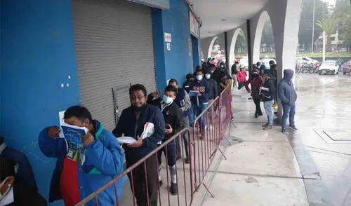 Colas para la subasta de vehículos de la MPA en el coliseo Arequipa. Fotos: La República/Rodrigo Talavera