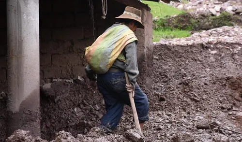 Damnificados fueron ubicados temporalmente en el campo del estadio comunal. Foto: OGRS