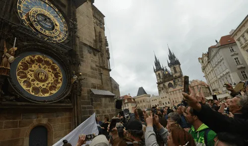 El reloj astronómico de Praga es uno de los atractivos turísticos más populares de República Checa. Foto: AFP