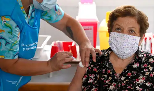 El público-objetivo en esta nueva fase de la campaña de vacunación es de unas 250.000 personas, según los cálculos de la administración municipal. Foto: AFP El público-objetivo en esta nueva fase de la campaña de vacunación es de unas 250.000 personas, según los cálculos de la administración municipal. Foto: AFP
