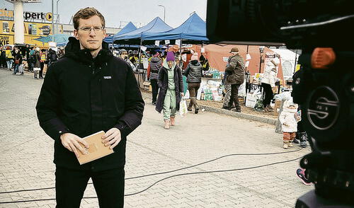 Corresponsal. Crowther reporta desde Przemysl en Polonia, frontera con Ucrania, durante la llegada de refugiados tras el inicio de la invasión. Foto: Paul Hardy