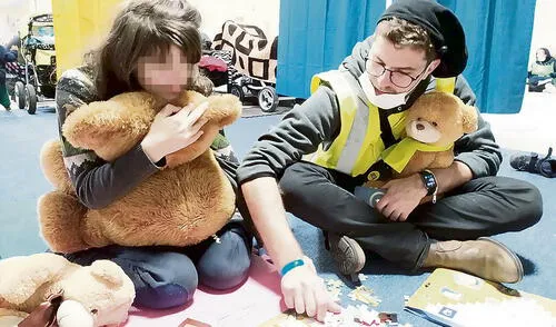 Soporte. Ayudaba a niños y niñas dentro de un espacio en el centro de refugiados. Foto: difusión Soporte. Ayudaba a niños y niñas dentro de un espacio en el centro de refugiados. Foto: difusión