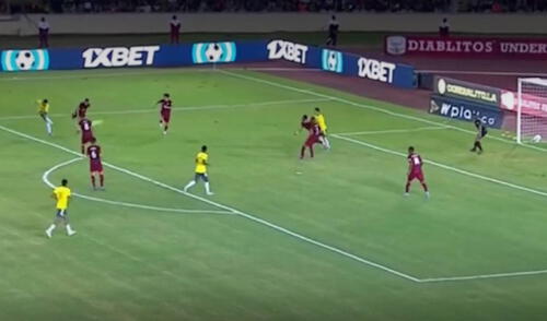 Luis Díaz sacó un potente disparo que pudo terminar en gol para Colombia. Faríñez salvó a Venezuela. Foto: captura GolPerú