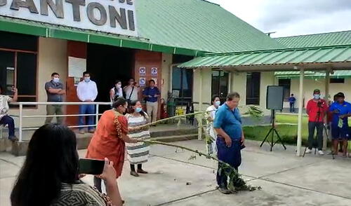 Regidor Cristóbal Ríos fue sancionado por pobladores. Foto: captura video Rómulo Cañari