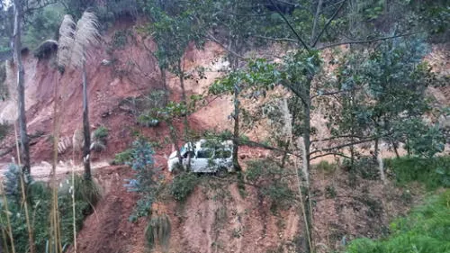 Deslizamiento cayó sobre combi que trasladaba maestros en la vía Cutervo Sócota. Foto: Orlando Ramírez Delgado